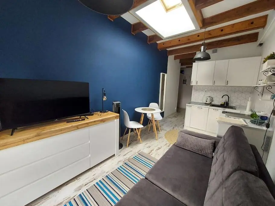 Image 2 of Słoneczna klimatyzowana kawalerka w sercu miasta – Piotrkowska 37