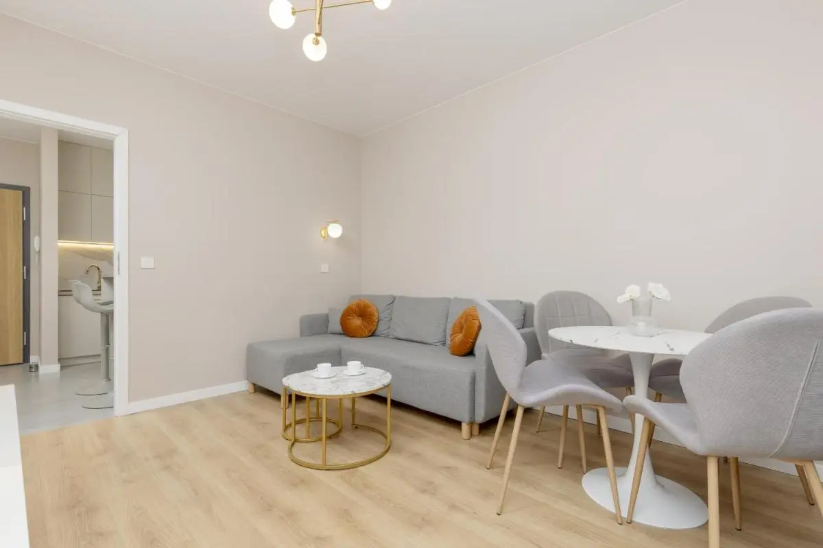 Image 5 of White & Gold Marble Apartment Łódź Fabryczna by Noclegi Renters