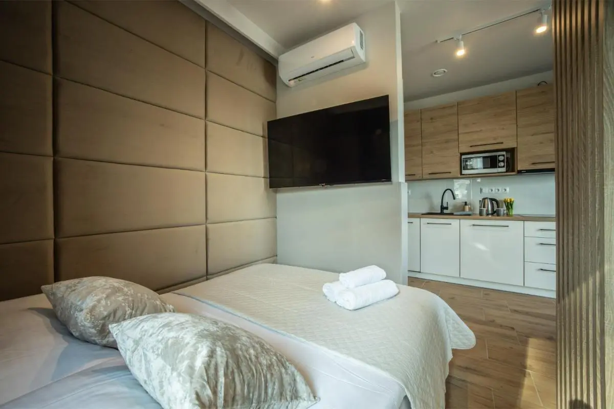 Image 4 of WiguryTower Garden 208′