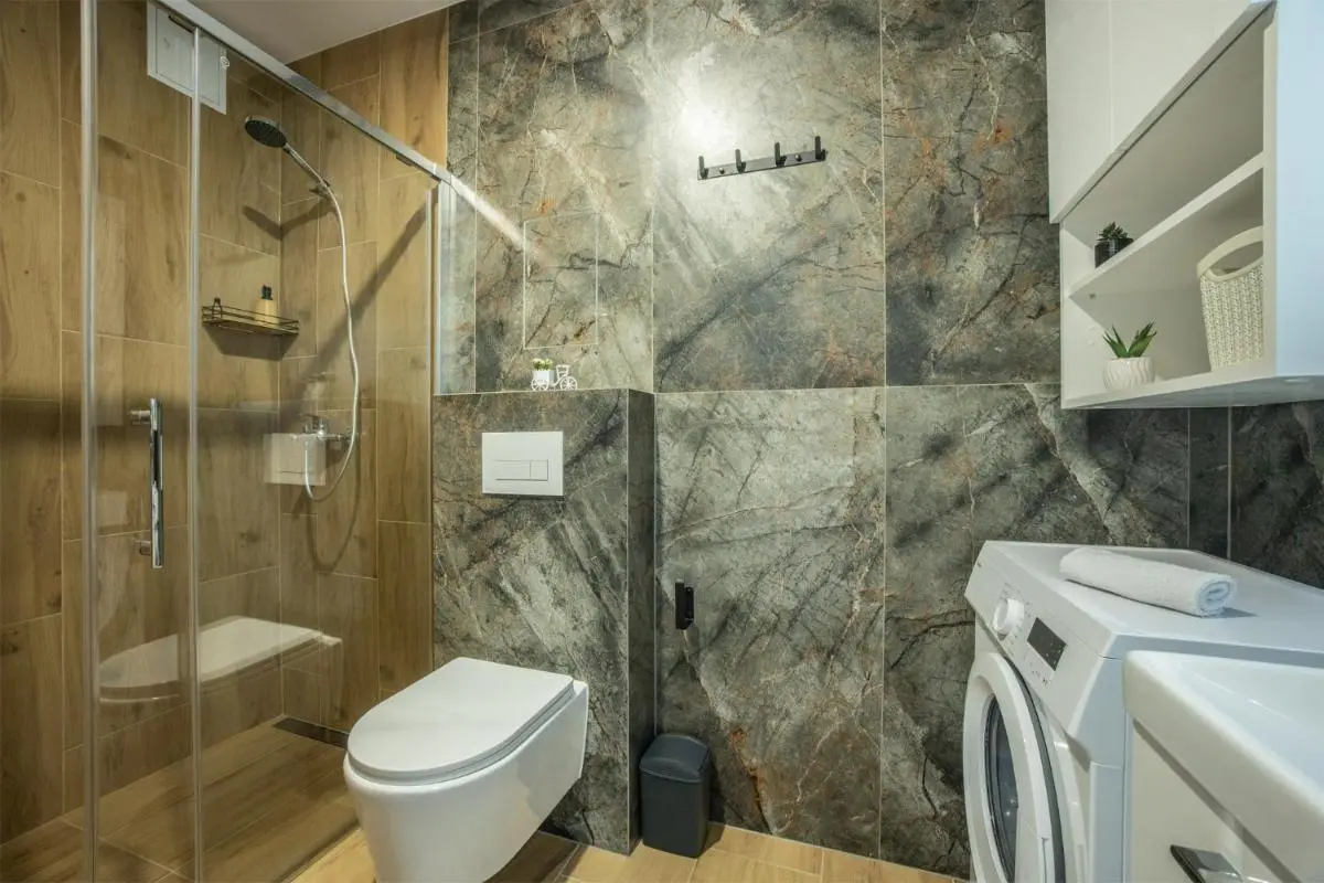 Image 2 of WiguryTower Garden 208′