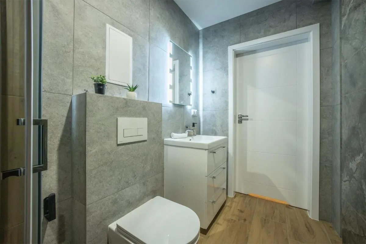 Image 6 of WiguryTower Garden 210′