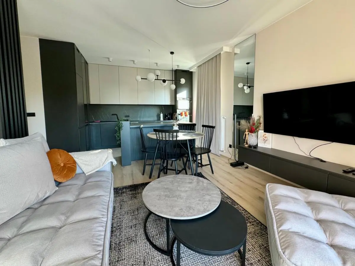 Image 2 of Wings&Dreams Apartments – Atlas Arena, ZOO, lotnisko, parking, winda, balkon